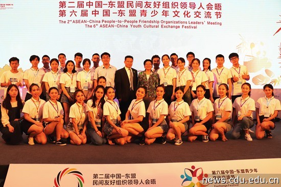 第十届全国人大常委会副委员长、中国东盟协会会长、中国关心下一代工作委员会主任顾秀莲与我校参演师生合影.jpg 第十届全国人大常委会副委员长、中国东盟协会会长、中国关心下一代工作委员会主任顾秀莲与我校参演师生合影.jpg